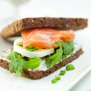 Lachsbrot mit Ei und Rucola