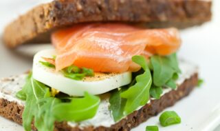 Lachs-Eiweißbrot mit Ei und Rucola Lachs-Eiweißbrot mit Ei und Rucola