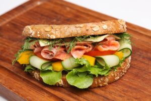 Eiweißbrot mit Räucherlachs, Paprika, Gurke und Tomate