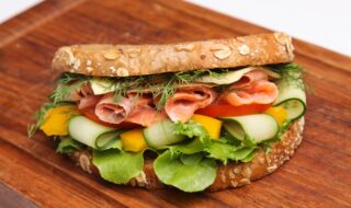 Eiweißbrot mit Räucherlachs, Paprika, Gurke und Tomate Eiweißbrot mit Räucherlachs, Paprika, Gurke und Tomate