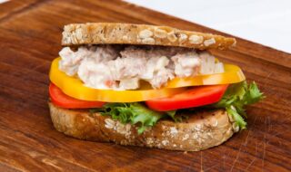 Thunfisch-Eiweißbrot mit Paprika und Tomate
