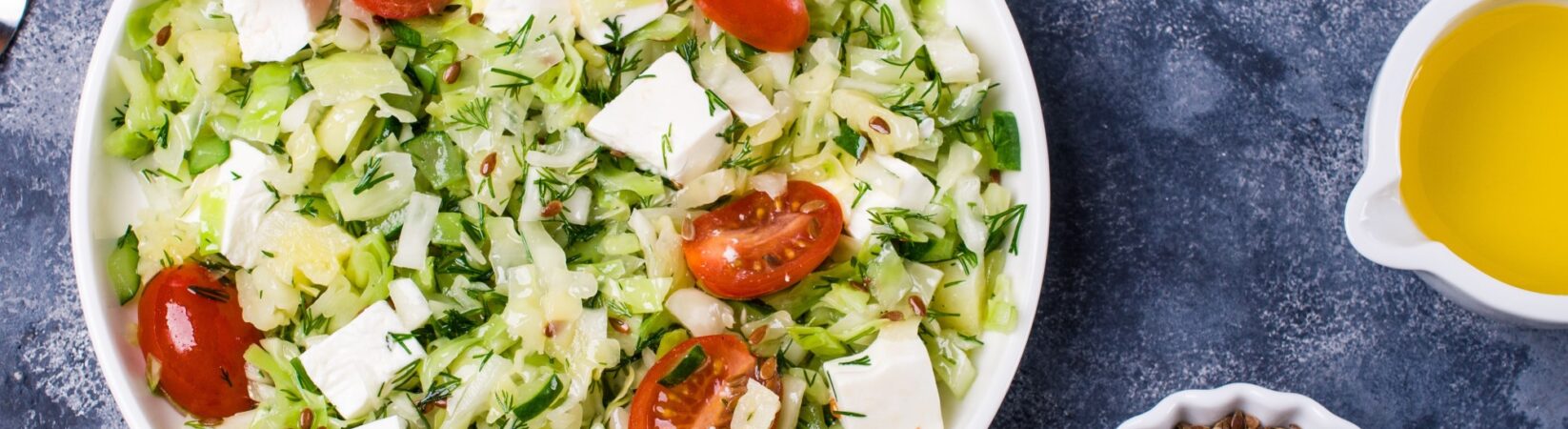 Kohl-Lauch-Salat mit veganem Feta