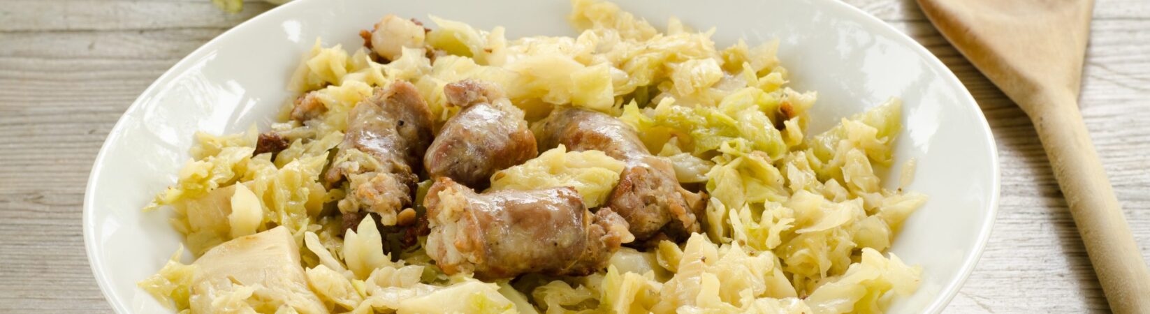 Kohlpfanne mit Geflügelwurst