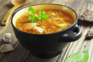 Kohlsuppe mit Putenfleisch und Gemüsestreifen