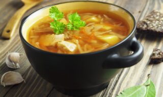 Kohlsuppe mit Putenfleisch und Gemüsestreifen