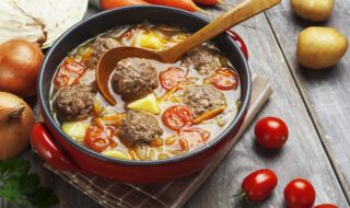 Kohlsuppe mit Tomaten und Kidneybällchen