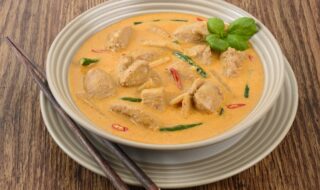 Kokos-Curry-Suppe mit Schweinefleisch, Ananas und Paprika Kokos-Curry-Suppe mit Schweinefleisch, Ananas und Paprika