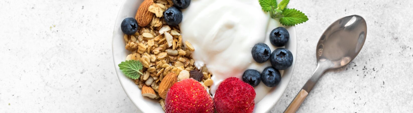 Kokosjoghurt mit Erdbeeren, Blaubeeren und Haferflocken