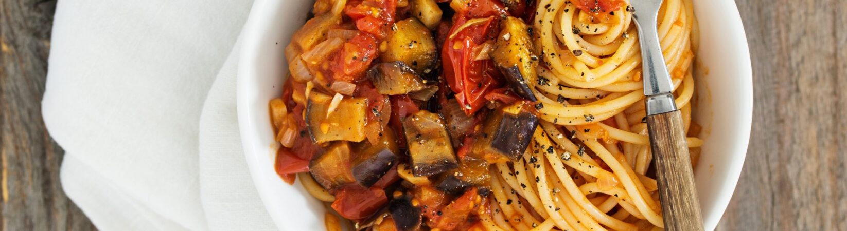 Mais-Spaghetti mit Aubergine und Tomate