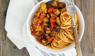 Mais-Spaghetti mit Aubergine und Tomate Mais-Spaghetti mit Aubergine und Tomate