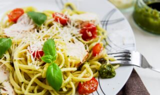 Spaghetti mit Hähnchenbrust und Tomaten Spaghetti mit Hähnchenbrust und Tomaten