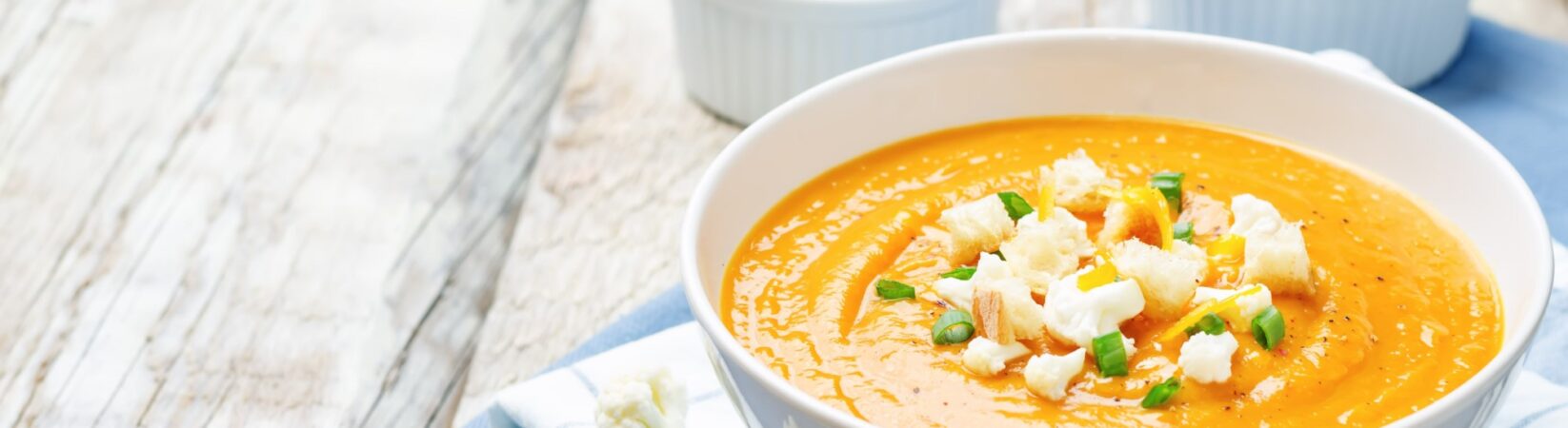 Kürbis-Blumenkohlsuppe mit Mandeln und Schnittlauch