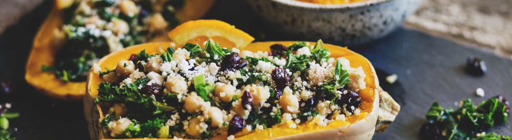 Kürbis gefüllt mit Grünkohl, Kichererbsen, Feta und Cranberries