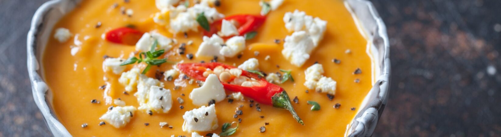 Kürbissuppe mit veganem Feta und Chili