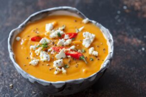 Kürbissuppe mit veganem Feta und Chili