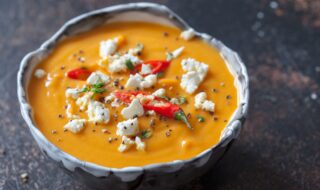 Kürbissuppe mit veganem Feta und Chili Kürbissuppe mit veganem Feta und Chili