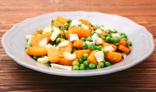 Kürbisgemüse mit Erbsen und Ziegenkäse