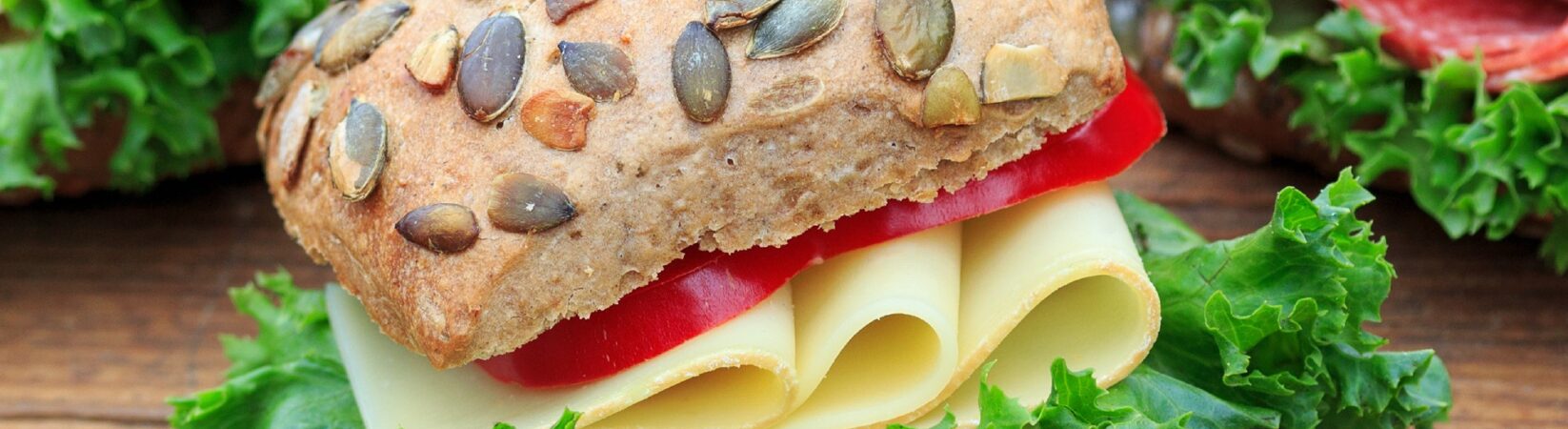 Kürbiskernbrötchen mit Käse, Tomate und Gurke