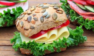 Kürbiskernbrötchen mit Käse, Tomate und Gurke