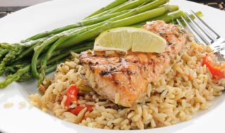 Lachsfilet mit Spargel und Reis Lachsfilet mit Spargel und Reis