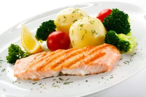 Lachsfilet mit Kartoffeln, Brokkoli und Tomaten