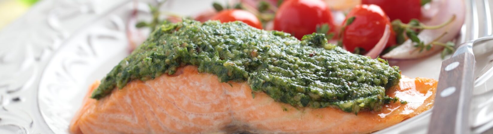 Lachs mit Pesto und Tomaten