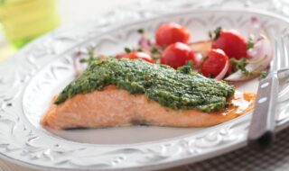 Lachs mit Pesto und Tomaten Lachs mit Pesto und Tomaten