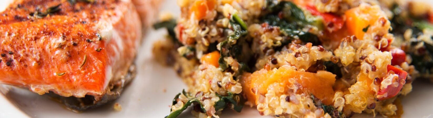 Lachs mit Quinoa, Grünkohl und Paprika