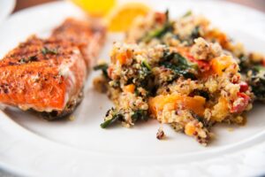 Lachs mit Quinoa, Grünkohl und Paprika