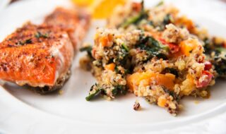 Lachs mit Quinoa, Grünkohl und Paprika Lachs mit Quinoa, Grünkohl und Paprika