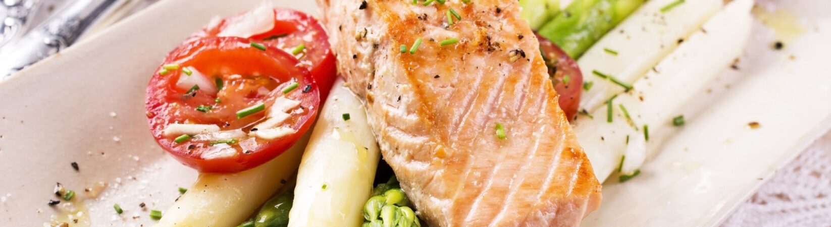 Lachs mit weißen und grünen Spargel und Tomaten