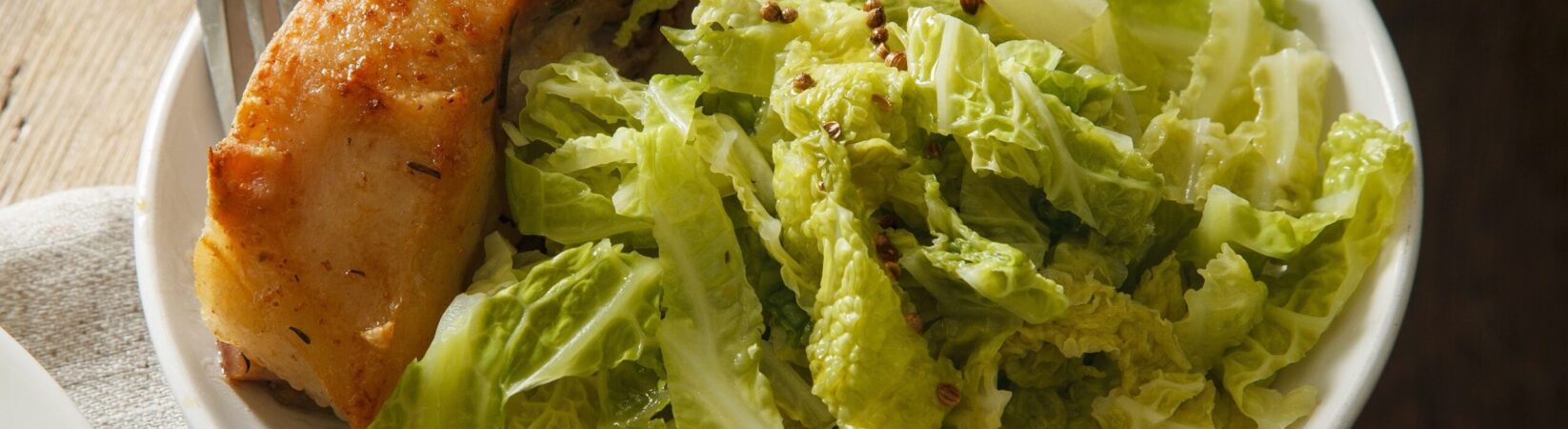 Lachsfilet mit Wirsingsalat