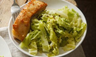 Lachsfilet mit Wirsingsalat Lachsfilet mit Wirsingsalat