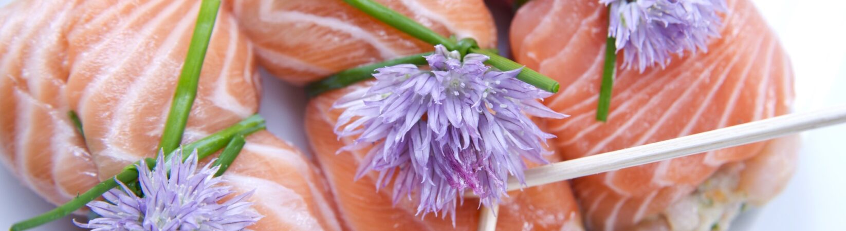 Lachs-Röllchen mit Auberginenfüllung auf Salatbett