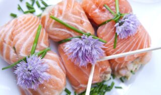 Lachs-Röllchen mit Auberginenfüllung auf Salatbett