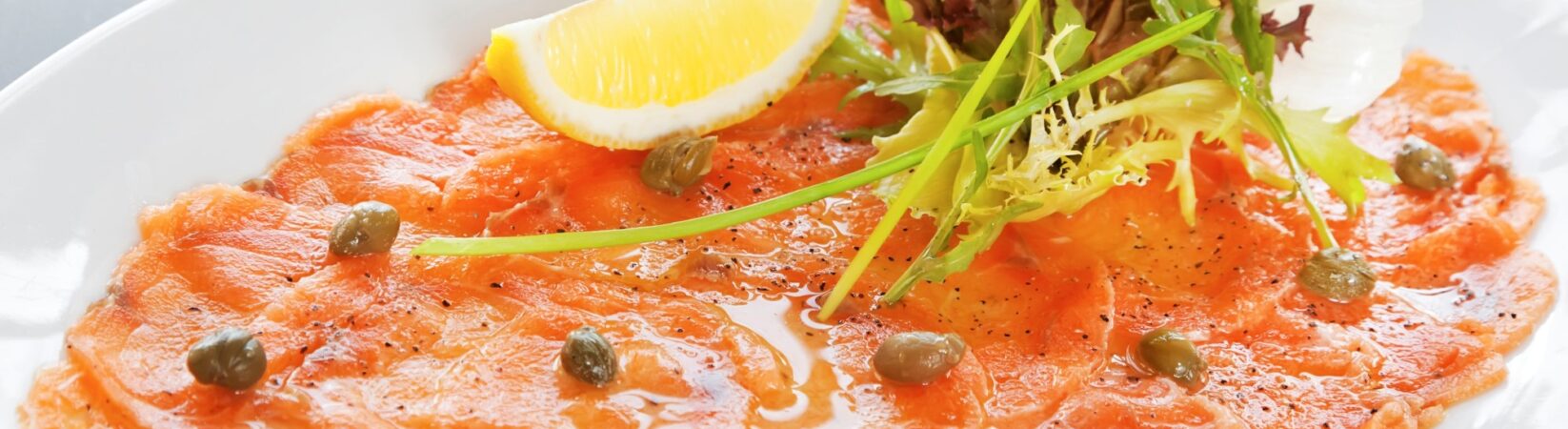 Lachscarpaccio mit Meerrettich-Dip und Gurkenstreifen