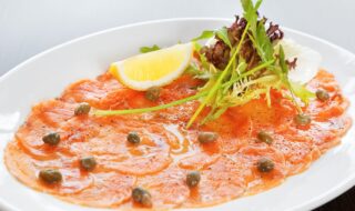 Lachscarpaccio mit Meerrettich-Dip und Gurkenstreifen Lachscarpaccio mit Meerrettich-Dip und Gurkenstreifen