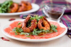 Lachscarpaccio mit Rucola, Garnelen und Knoblauchquarkbrot