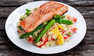 Lachsfilet mit Couscous, Spargel und Paprika