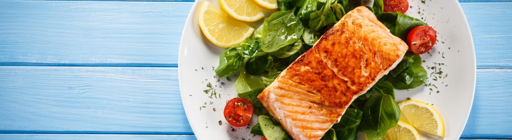 Lachsfilet mit Feldsalat und Kirschtomaten