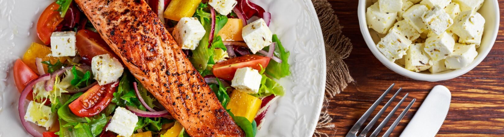 Lachsfilet mit Salat und Feta