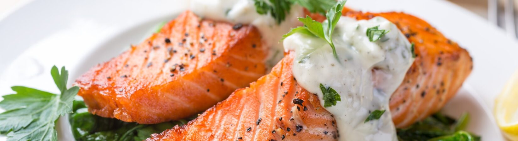 Lachsfilet mit Spinat und Meerrettichquark