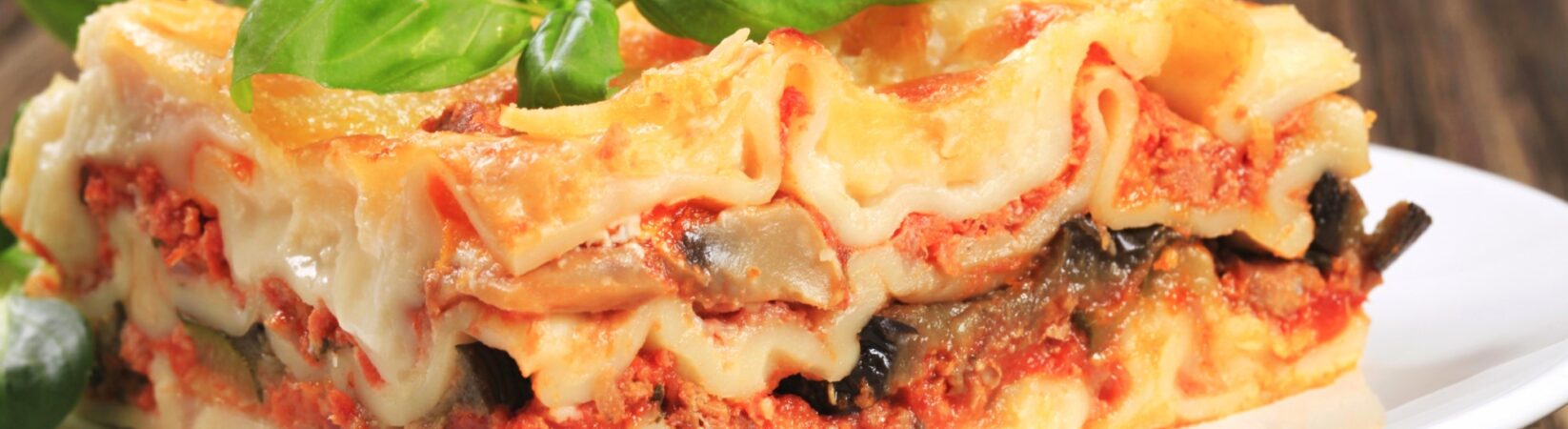 Lasagne mit Tomaten-Hackfleisch-Sauce und Champignons