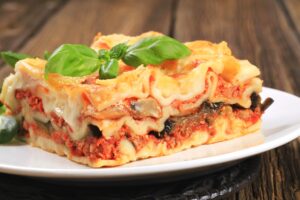 Lasagne mit Tomaten-Hackfleisch-Sauce und Champignons