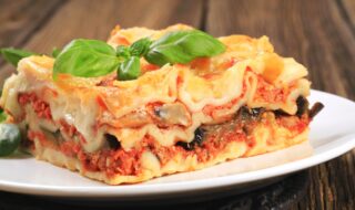 Lasagne mit Tomaten-Hackfleisch-Sauce und Champignons Lasagne mit Tomaten-Hackfleisch-Sauce und Champignons