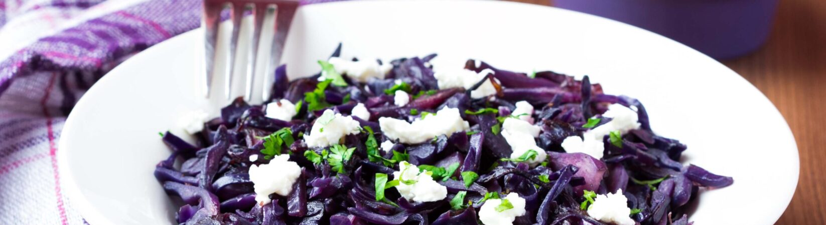 Lauwarmer Rotkohlsalat mit Datteln und veganem Feta