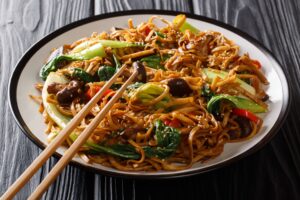 Mie Nudeln mit Pak Choi, Shitake Pilzen und Paprika