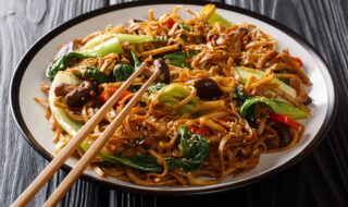 Mie Nudeln mit Pak Choi, Shitake Pilzen und Paprika