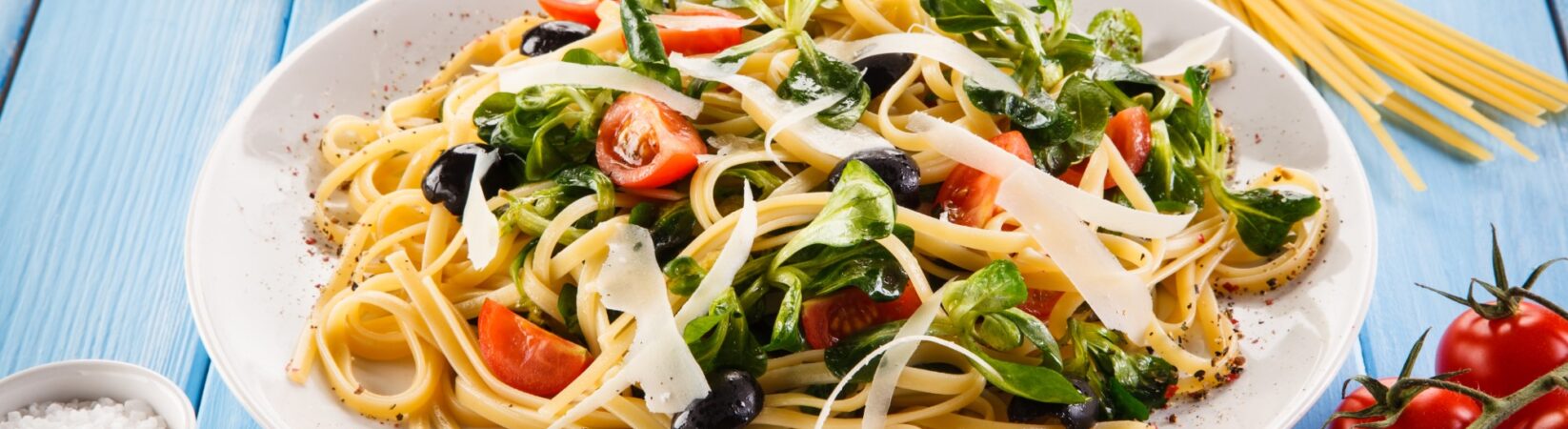 Linguine mit Tomaten, Oliven und Feldsalat