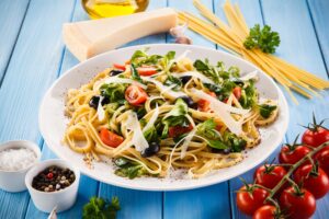 Linguine mit Tomaten, Oliven und Feldsalat